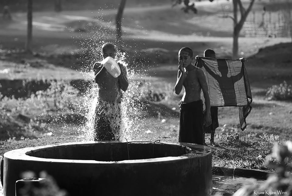 8. Kyaw-Kyaw-Winn_Monks-Bathing_Myanmar