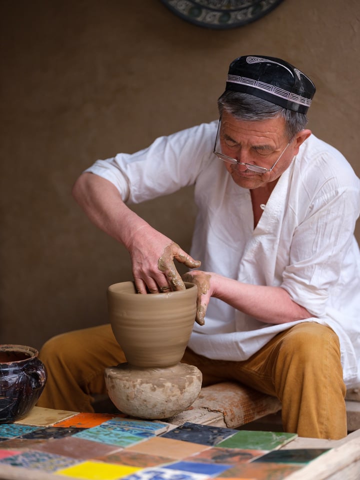 Master from Rishtan working on a ceramic piece