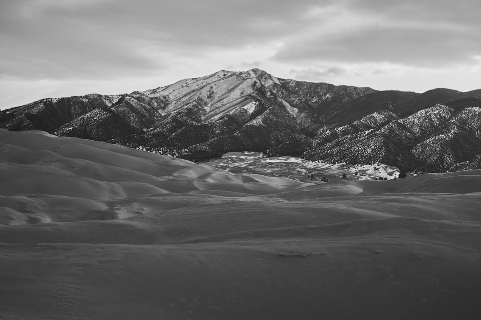 This black and white photo of a mountain has excellent image quality and sharpness.