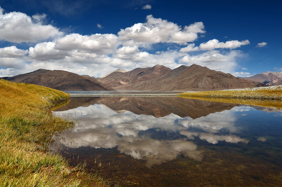 A lake reflection with interesting foreground - how to take reflection photos