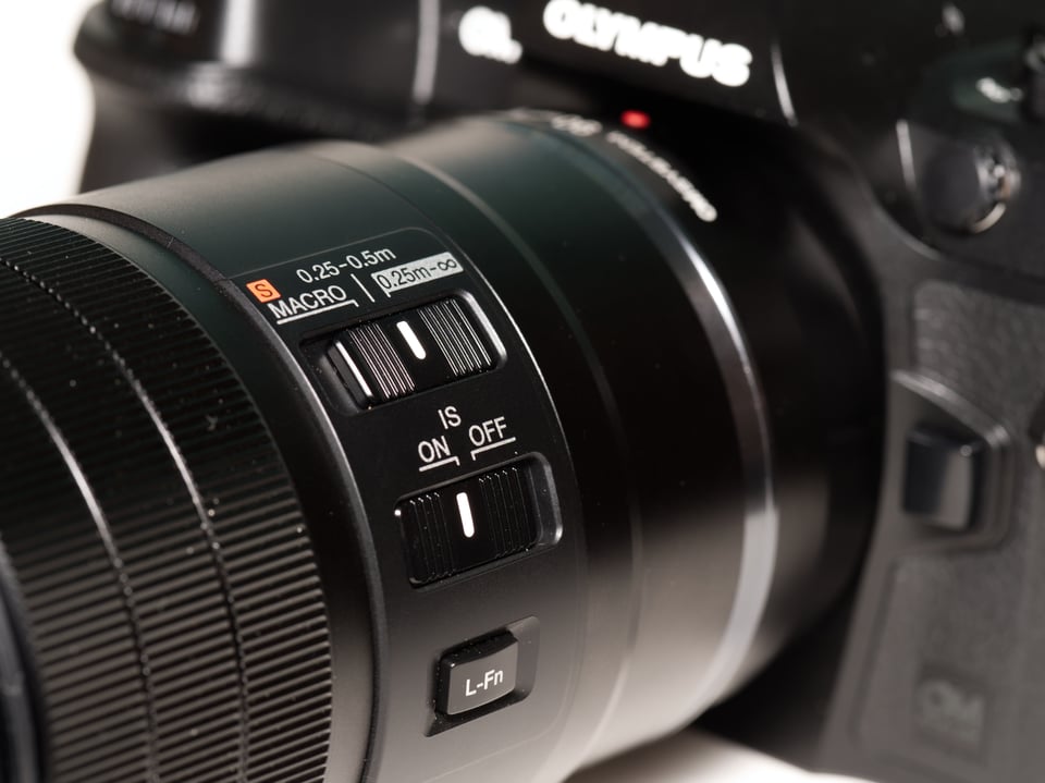 Focus limiter stabilization on OM-Systems 90mm f:3.5 macro IS PRO