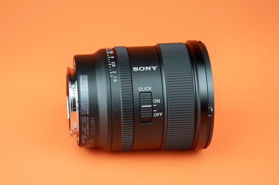 Sony 20mm f1.8 G Side View Aperture Click Switch
