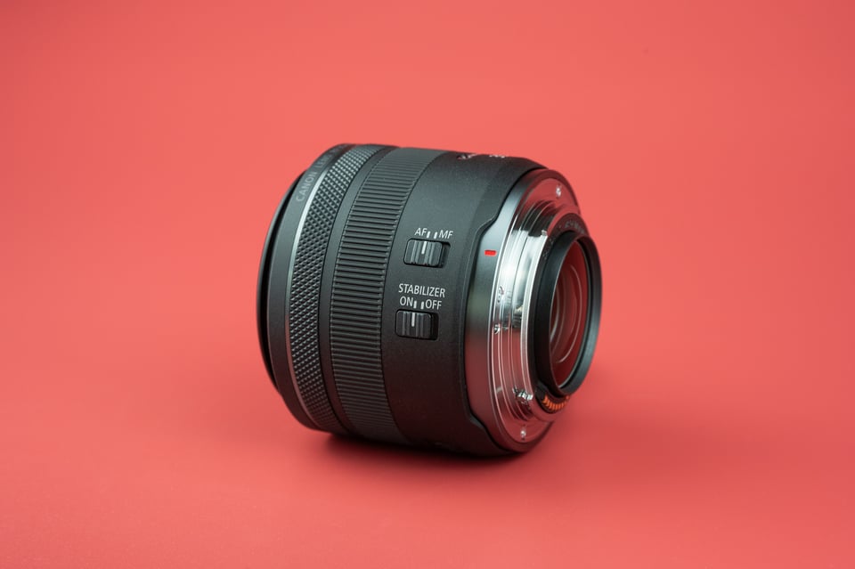 Canon-RF-35mm-f-1-8-Macro-Switches-Side-View
