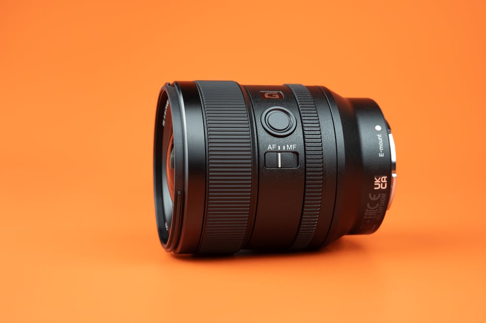 Sony-24mm-f1.4-GM-Product-Photo-Side-View-1