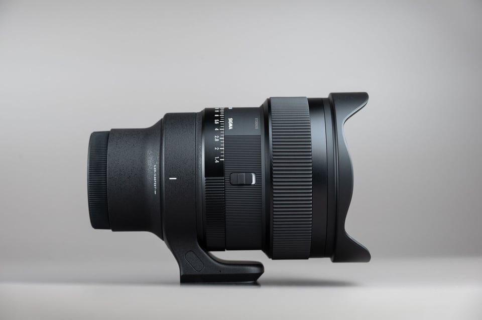 Sigma 14mm f1.4 Product Photo Aperture Ring Lock Switch