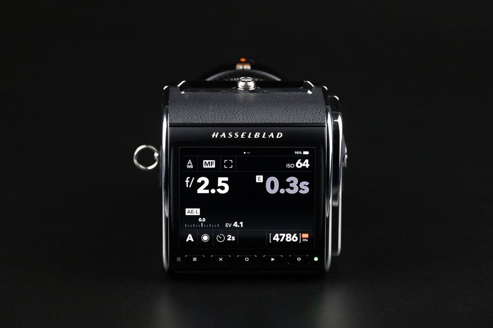 Hasselblad-907X-100C-Product-Photo-rear-screen