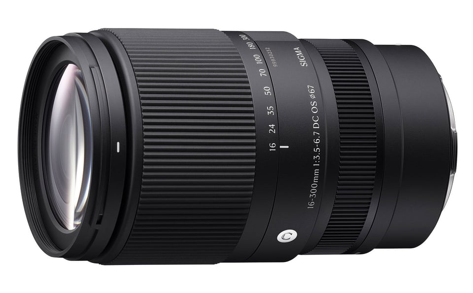 Sigma 16-300mm f3.5-6.7 DC lens