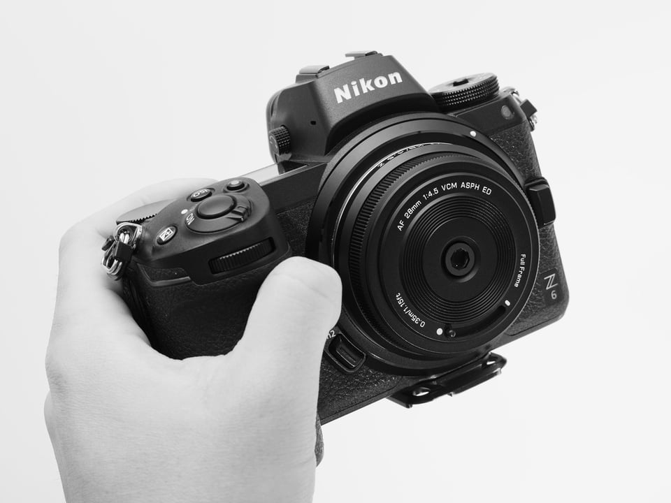 Viltrox28_Hand_Prod