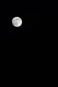 Moon properly exposed 200x300 - عکاسی از ماه و ابرماه