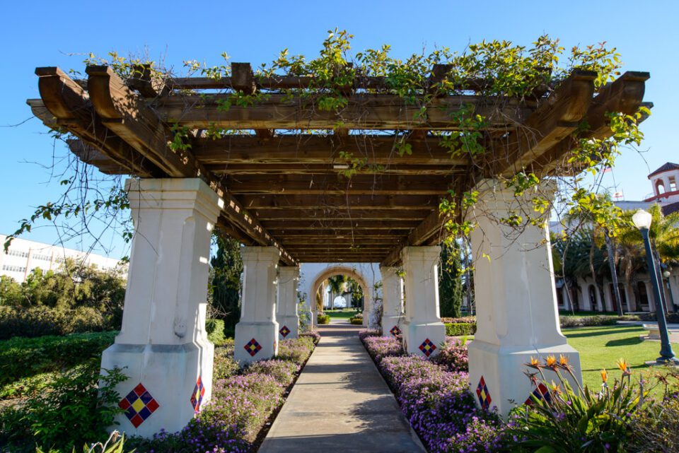 This photo of an outdoor pavilion was captured with an AF-D lens using the Nikon D800e, a camera with a built-in focusing motor.