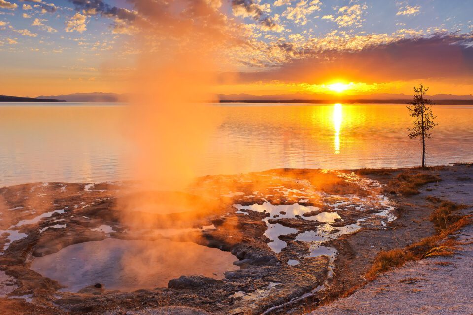 Lever du soleil au lac Yellowstone