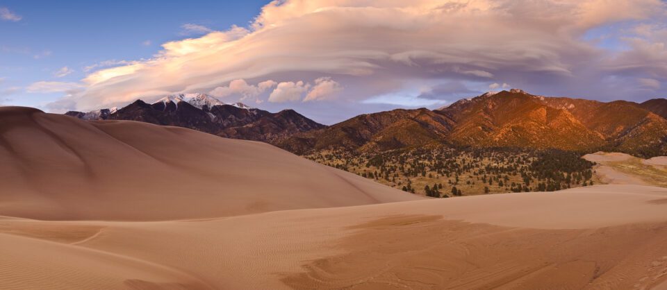 Panorama de la puesta de sol de las grandes dunas