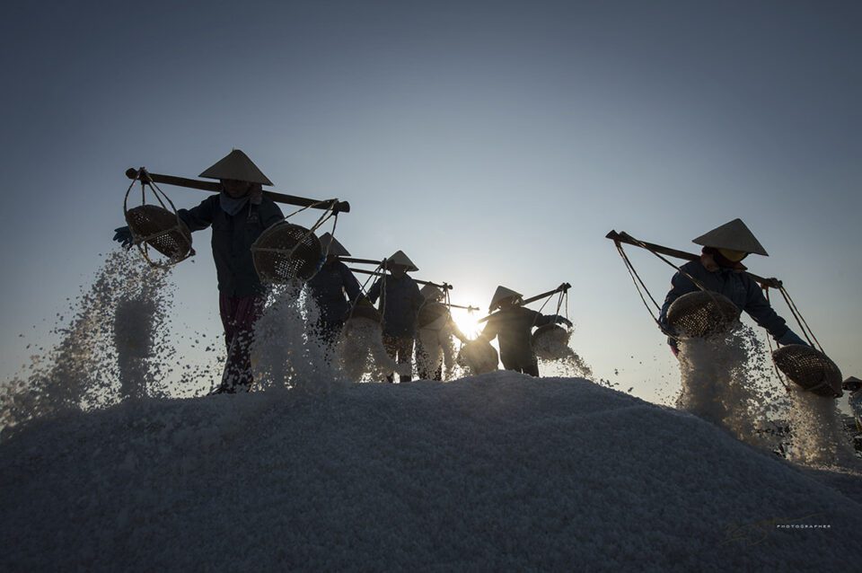 a-5_Nguyen-Vu-Phuoc_salt-workers-Vietnam