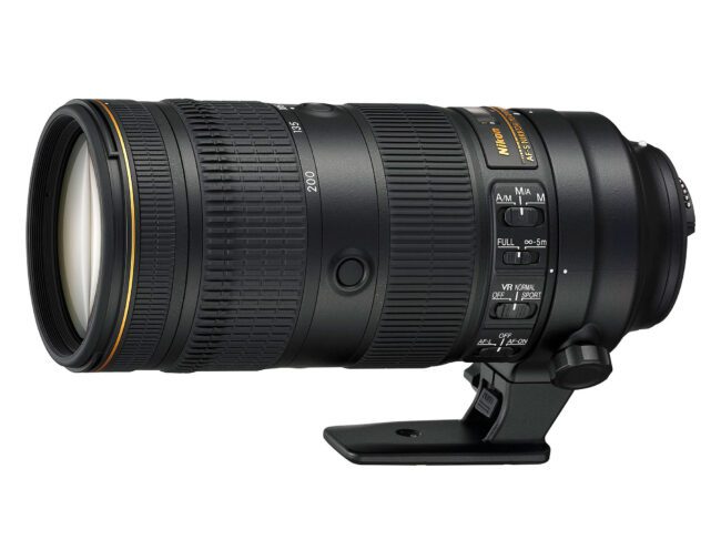 így néz ki a Nikon 70-200mm f/2.8 e FL ED VR zoom objektív. Kiváló választás professzionális fotósok számára, akik kiváló képminőséget és élességet szeretnének elérni.