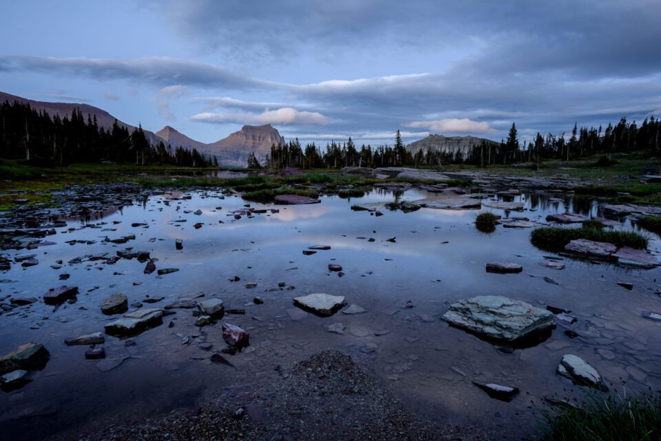  Cette photo de paysage du parc national des Glaciers montre les réglages idéaux de l'appareil photo pour la photographie à l'heure bleue. Ici, j'avais besoin d'une exposition de 8 secondes, c'est pourquoi vous devriez utiliser un trépied pour prendre des photos avant le lever du soleil.