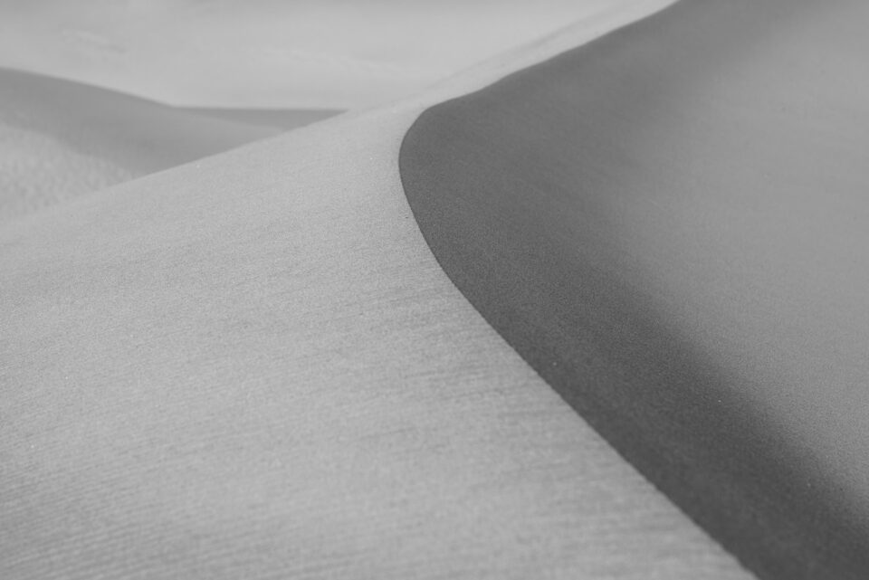 Photo des dunes de sable à faible contraste