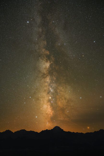  Die Milchstraße hat mitten in der Nacht eine staubige braune Farbe, wie auf diesem Foto.