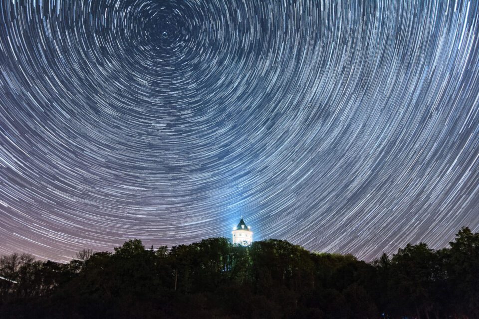 Star-trails-with-foreground-building