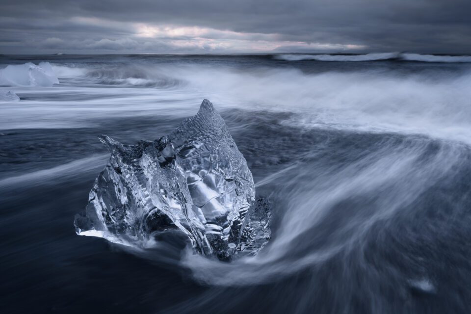 Blue hour gjør bildene dine sterkere og mer emosjonelle i mange tilfeller. Her ser et blått isfjell veldig dramatisk ut under blått timelys.