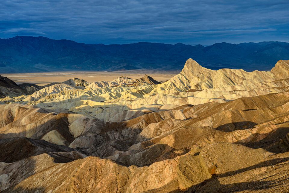 deze afbeelding van het Zabriskie-punt is opgenomen in de diafragma-prioriteitsmodus. Het kennen van alle cameramodi is belangrijk om het beste uit uw camera-apparatuur te halen en om de beste belichting te krijgen.