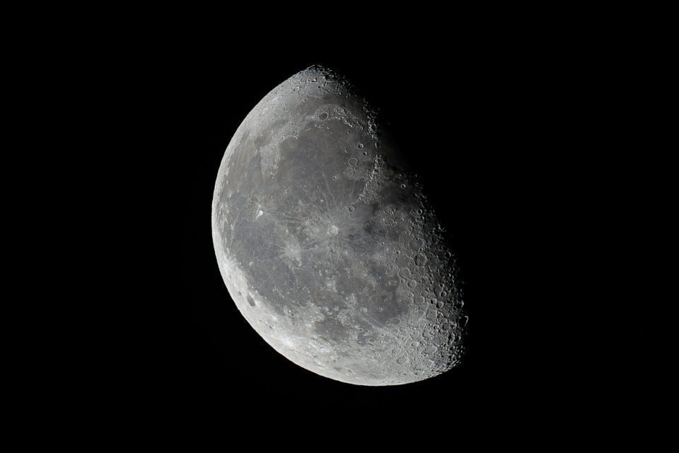 Close to Last Quarter 960x640 - عکاسی از ماه و ابرماه