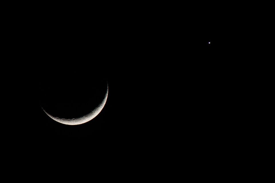 Crescent Moon with Venus 960x641 - عکاسی از ماه و ابرماه