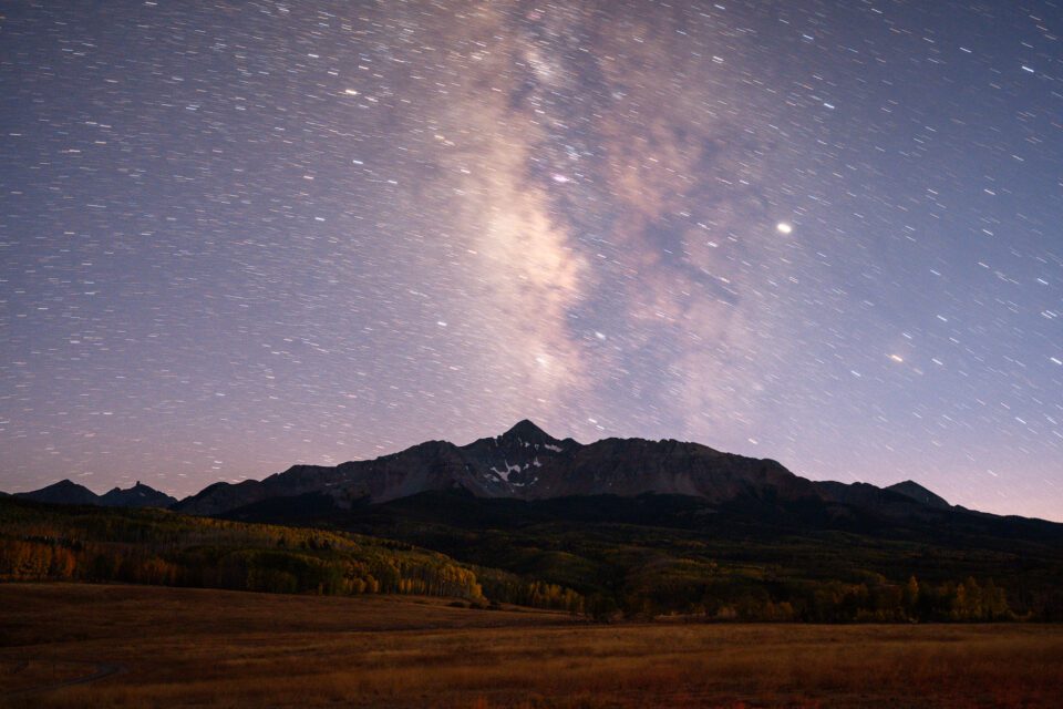 Blurry star trails in Milky Way photo at 2 minutes of exposure