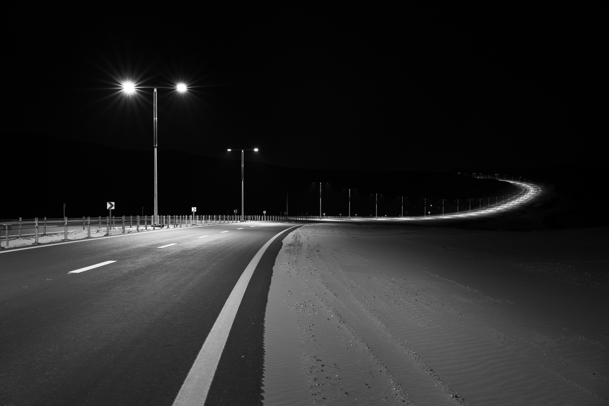 https://photographylife.com/wp-content/uploads/2022/06/Street-at-night-black-and-white-photo.jpg