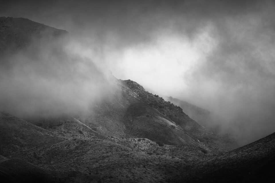 Nikon Z 800mm f6.3 VR S Muestra de paisaje Montaña en blanco y negro
