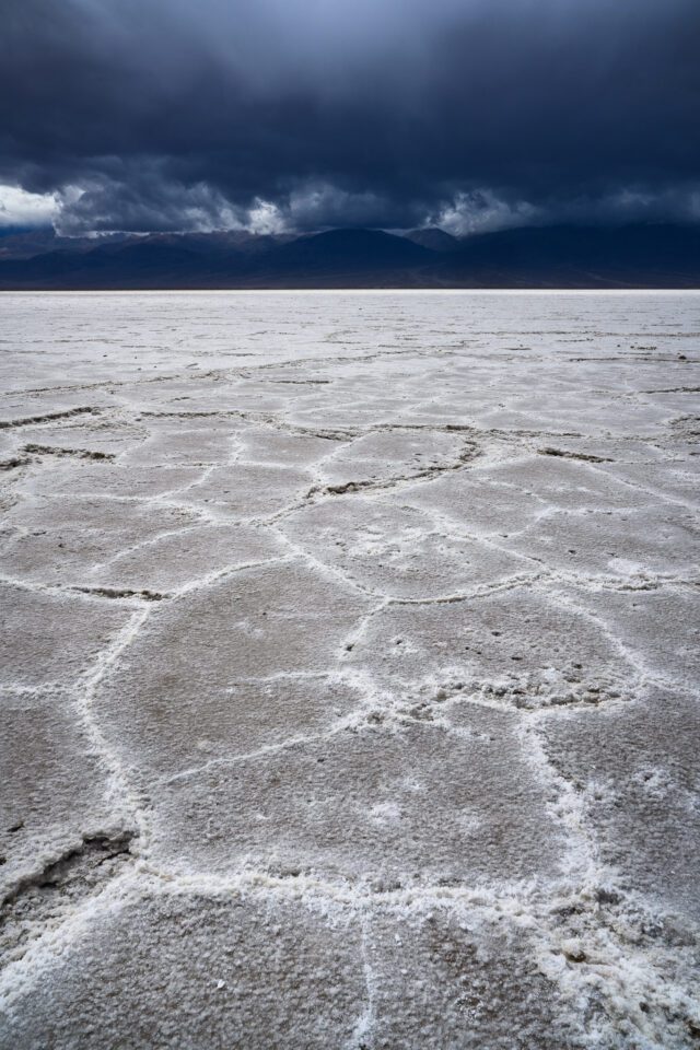 Tempête dans le bassin Badwater de Death Valley Salt Flats