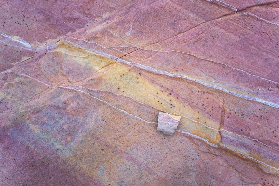 Nikon Z 26mm f2.8 Échantillon de photo de roche colorée