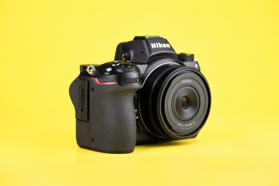 Nikon Z 26mm f2.8 sur un appareil photo