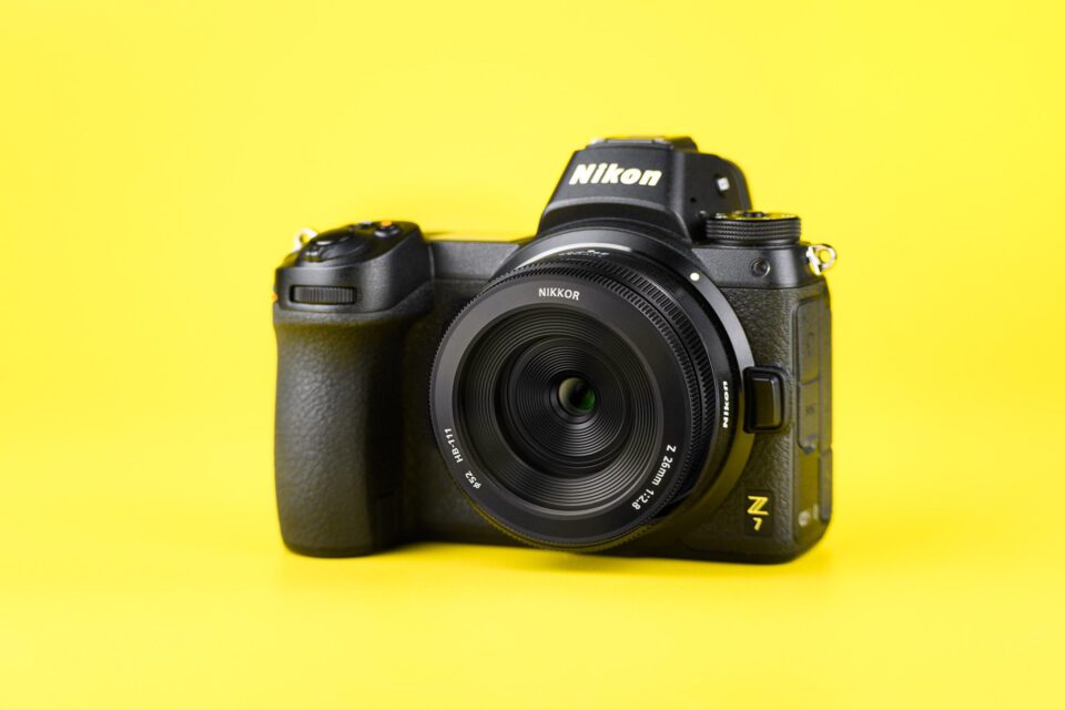 Nikon Z 26 mm f2.8 avec pare-soleil