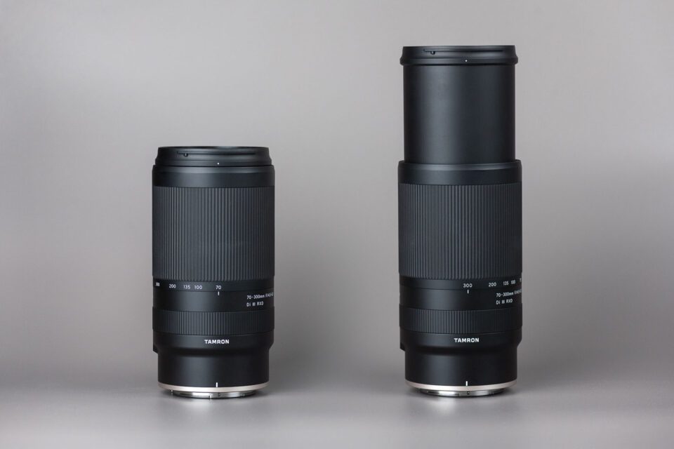 tamron-70-300-f4.5-6.3-product-image-size-comparison-zoomed-out-vs-zoomed-in