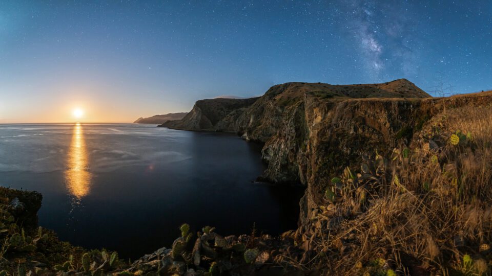 milkyway galaxy and moonrise panorama image shot using the OM system OM-1