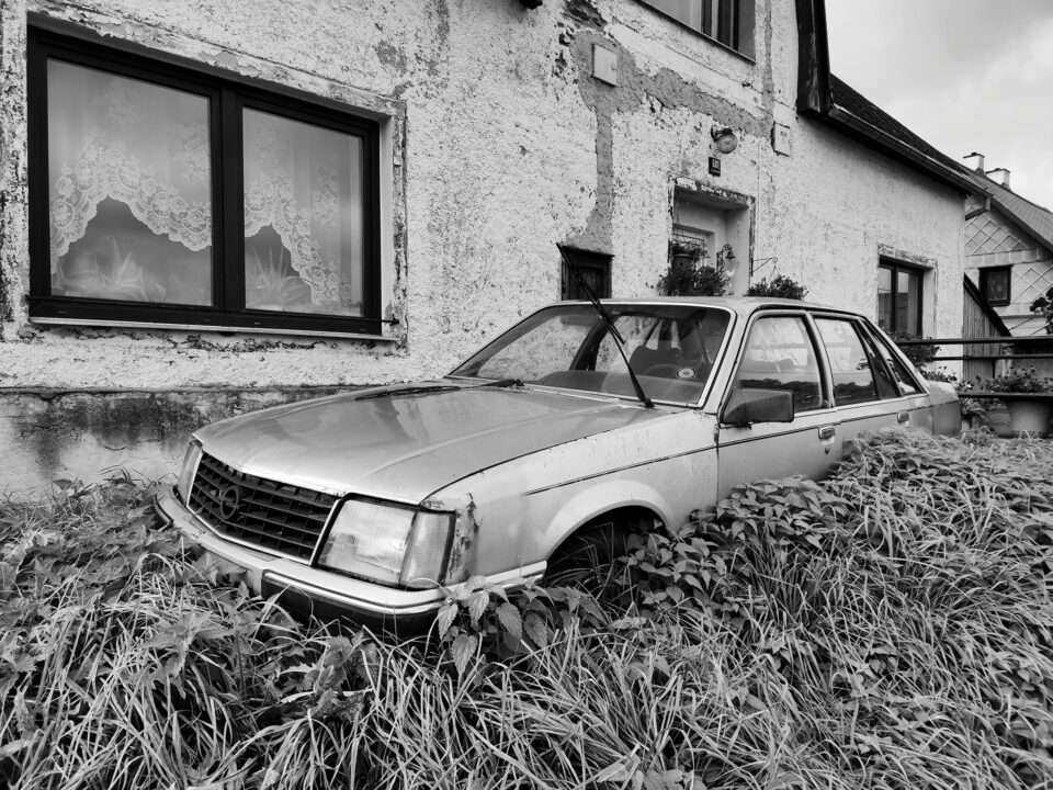 Old Car_Black and white_Xiaomi_Czech Republic