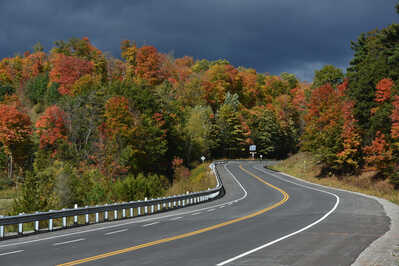 DSC 4936 Lake Ridge Road  S curve lines in Autmn