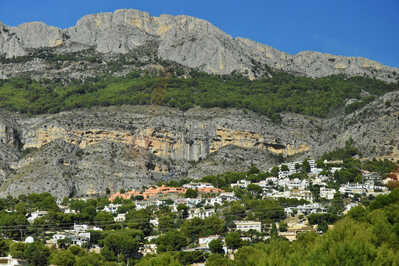 DSC 6952 homes at bottom of a mountain in Spain